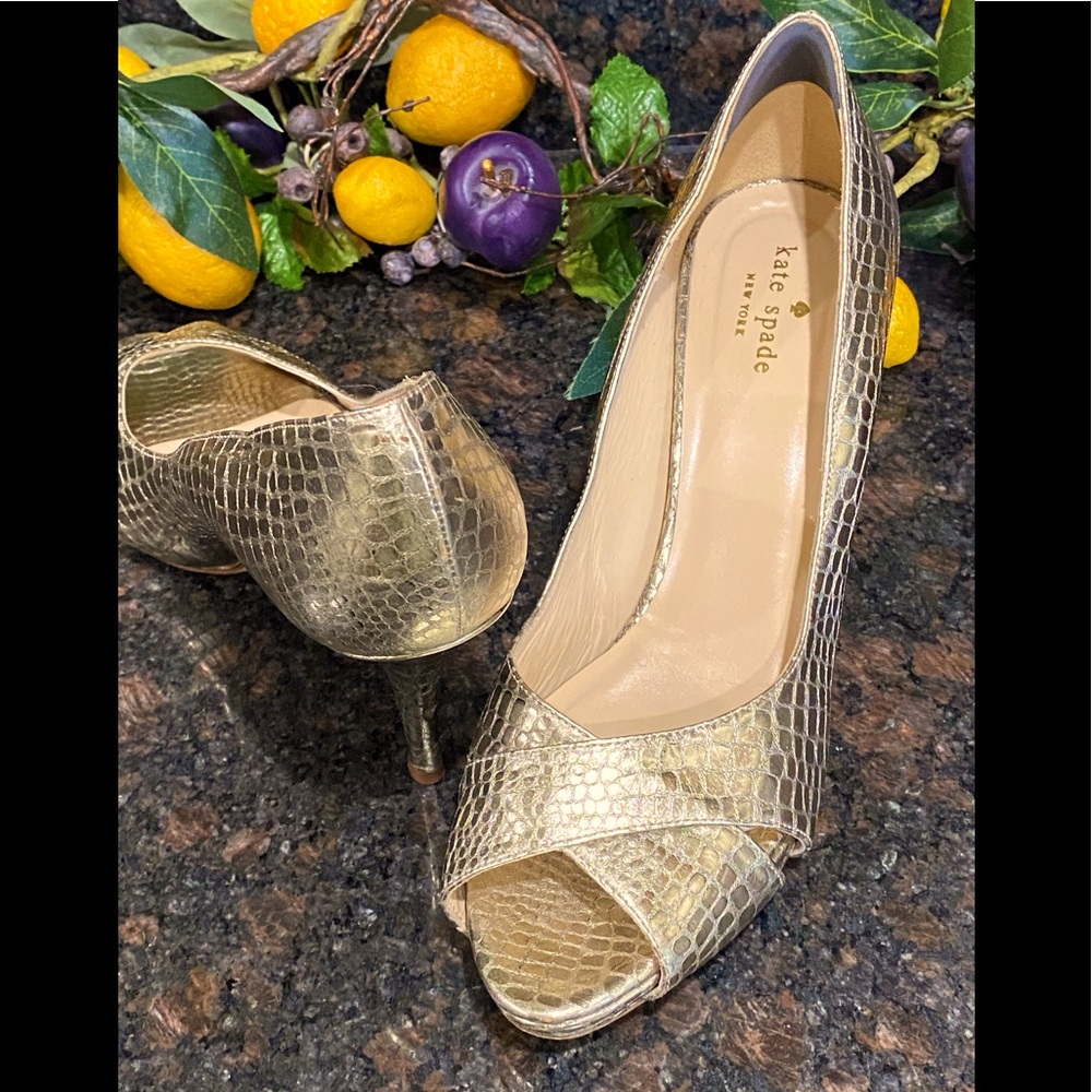 KATE SPADE EXCELLENT Gold Reptile pebbled 4” Heels
